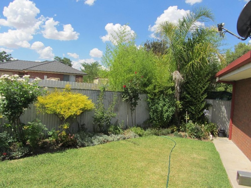 2/567 Woodbury Court, Lavington NSW 2641