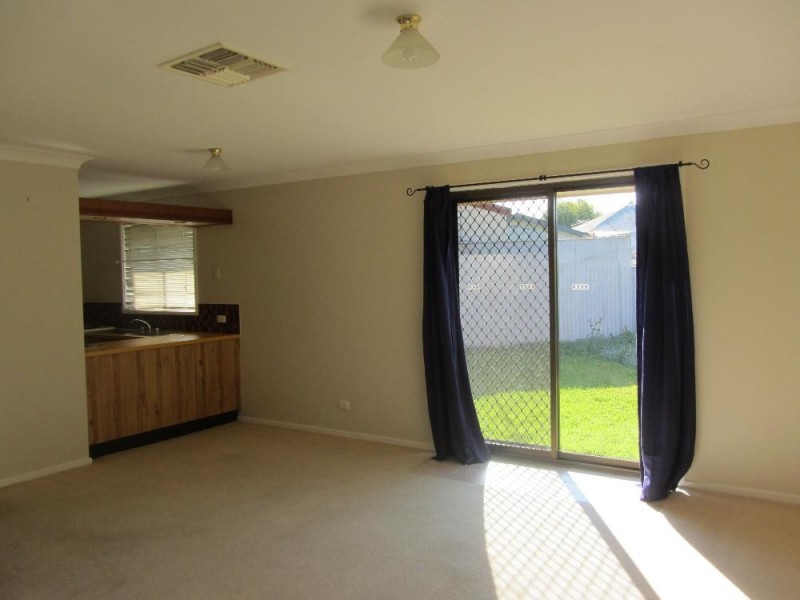 2/567 Woodbury Court, Lavington NSW 2641