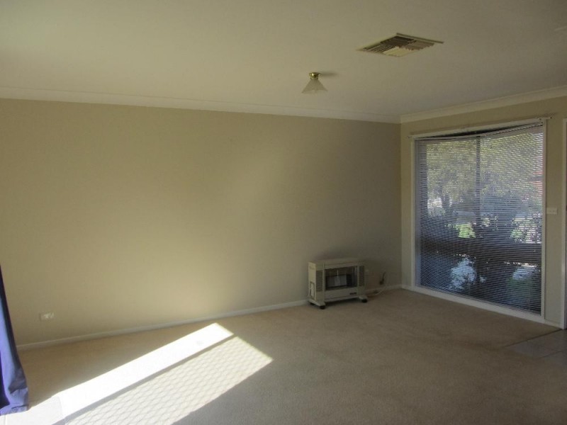 2/567 Woodbury Court, Lavington NSW 2641