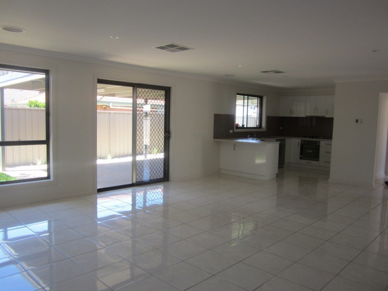 2/386 Kaitlers Road, Lavington NSW 2641