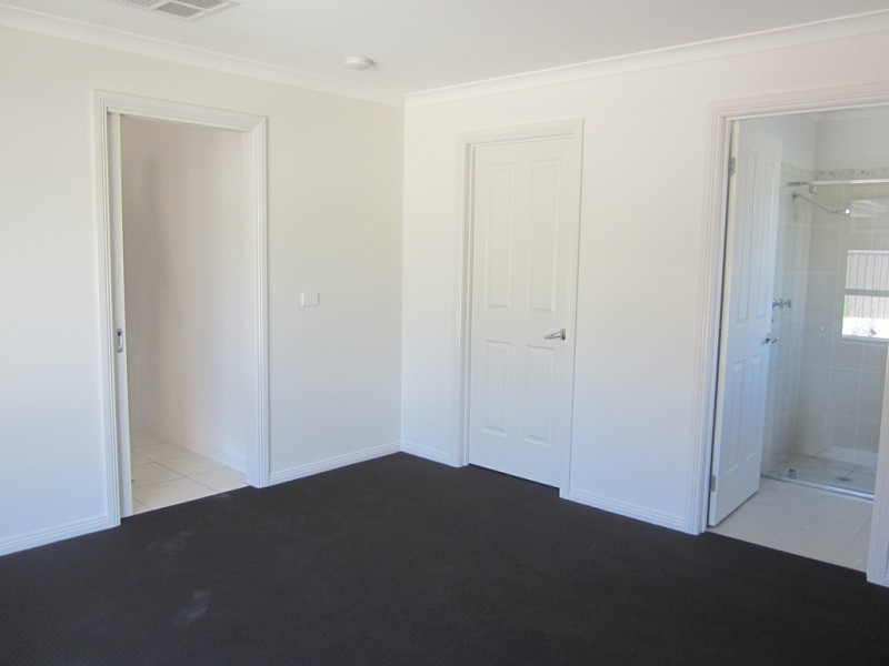 2/386 Kaitlers Road, Lavington NSW 2641