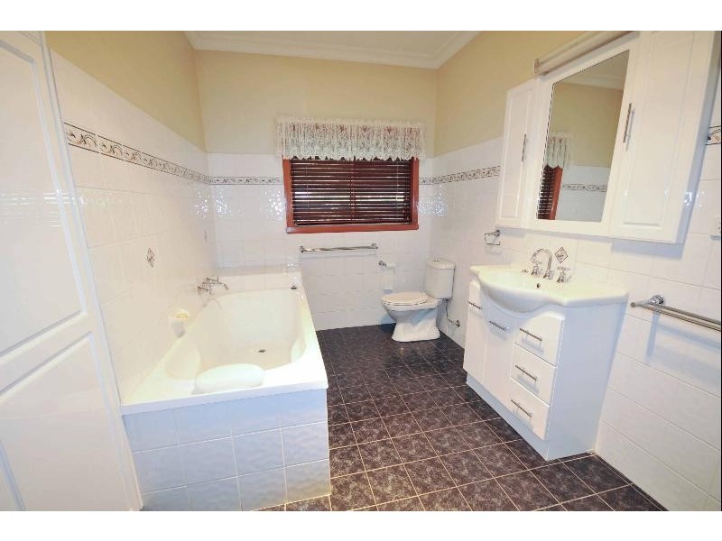 78 Hawkins Street, Howlong NSW 2643