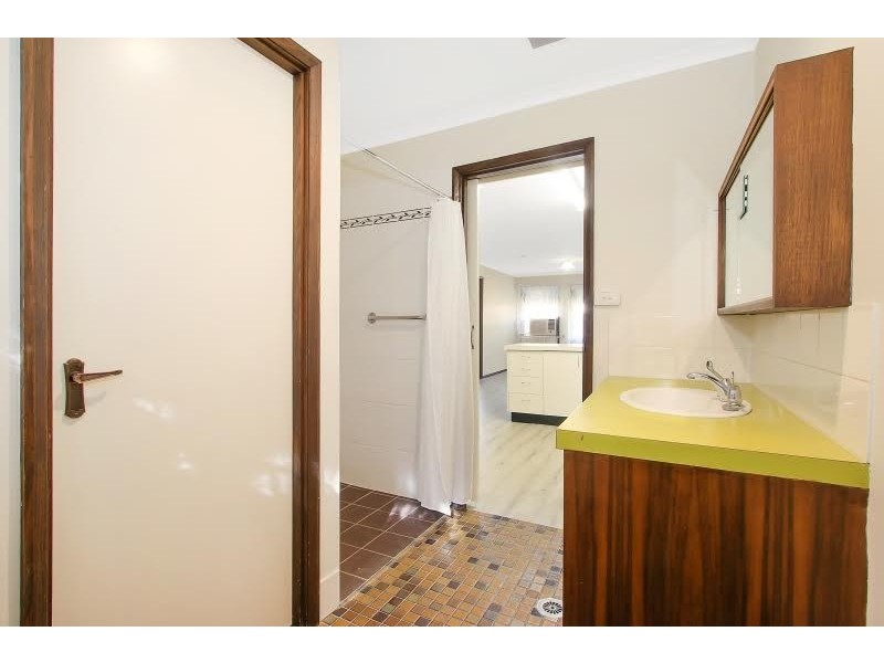 2/405 Griffith Road, Lavington NSW 2641