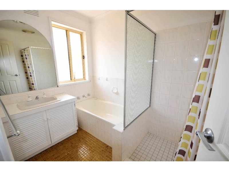 132 Larmer Street, Howlong NSW 2643