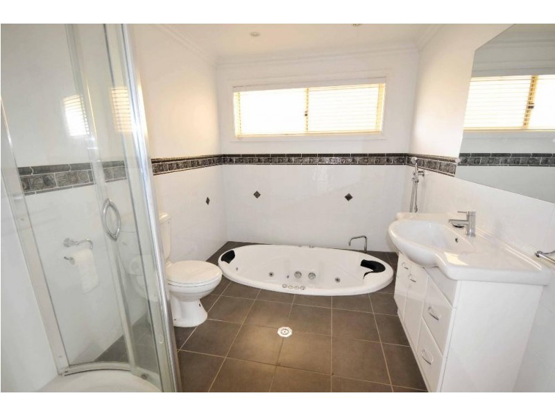 132 Larmer Street, Howlong NSW 2643