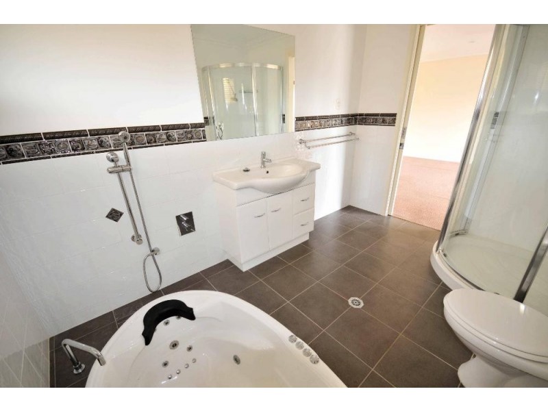 132 Larmer Street, Howlong NSW 2643