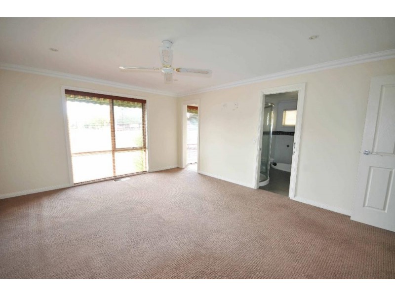 132 Larmer Street, Howlong NSW 2643