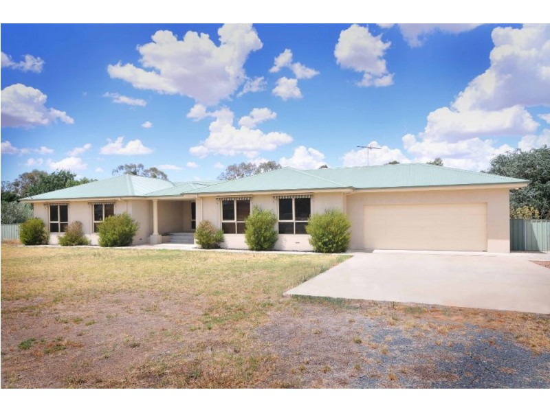 132 Larmer Street, Howlong NSW 2643