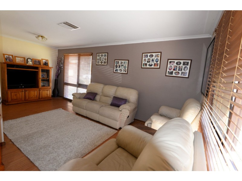 18 Yellow Gum Way, Thurgoona NSW 2640