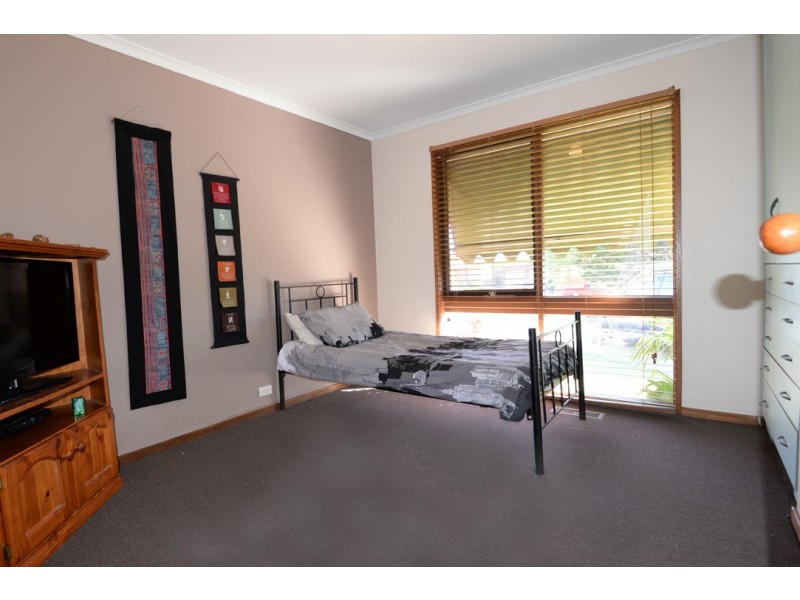 18 Yellow Gum Way, Thurgoona NSW 2640