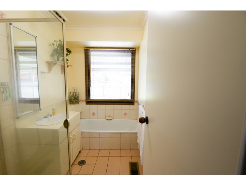 18 Yellow Gum Way, Thurgoona NSW 2640