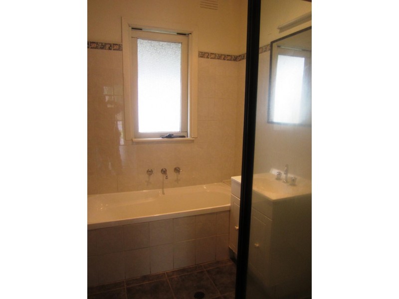 449 Kemp Street, Lavington NSW 2641