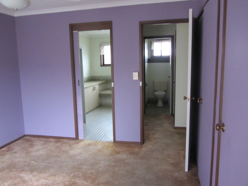 2/8 Brent Court, Lavington NSW 2641