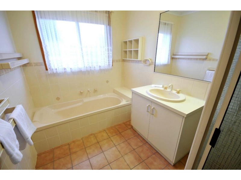 9/381 Dick Road, Lavington NSW 2641