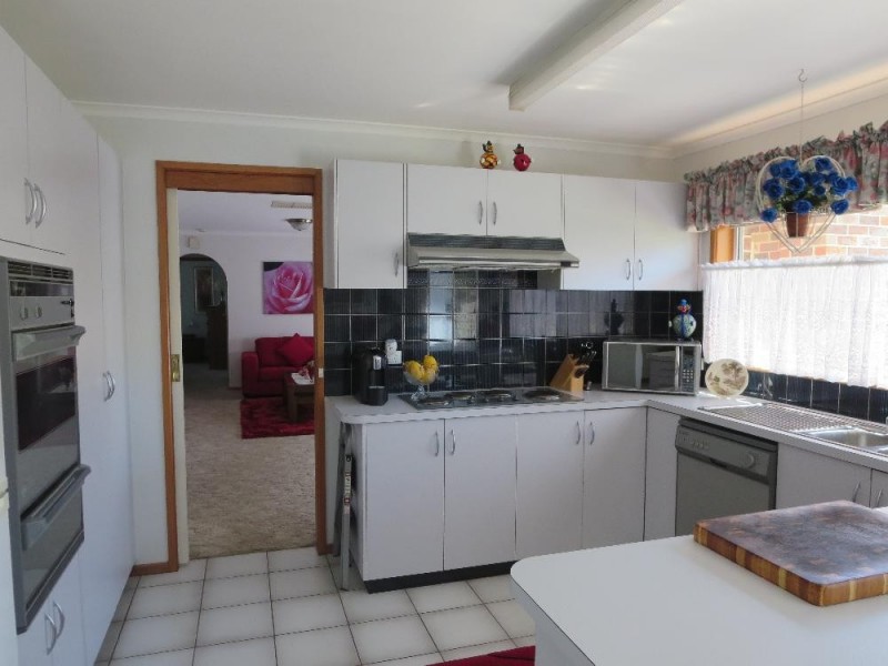 42 La Fontaine Avenue, Lavington NSW 2641