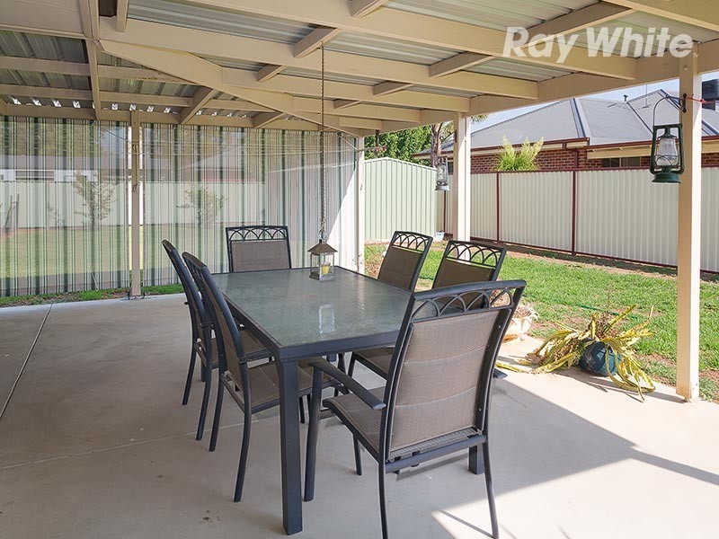 77 Read Street, Howlong NSW 2643
