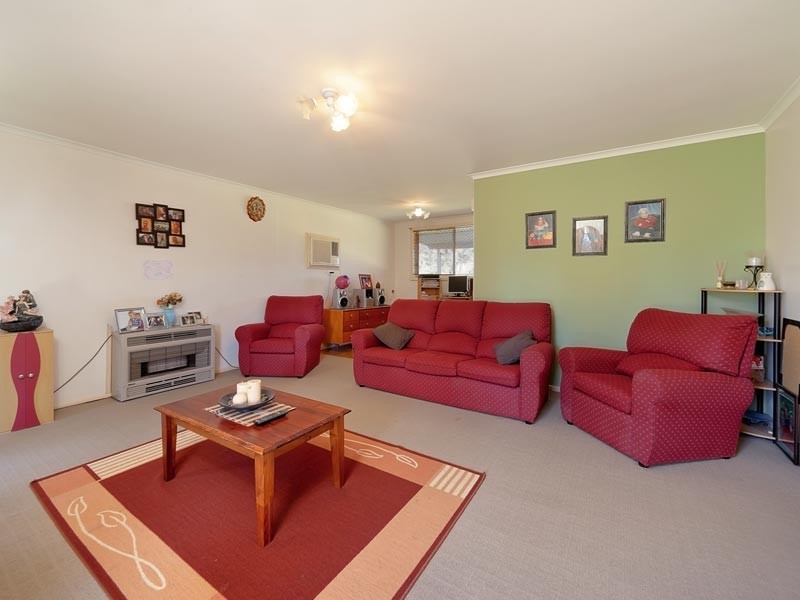 76 James Cook Ave, Howlong NSW 2643