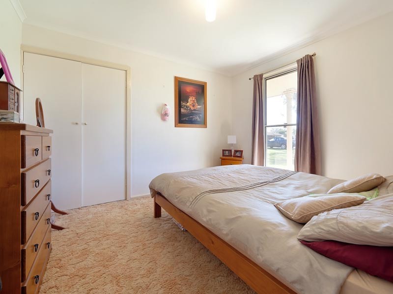 76 James Cook Ave, Howlong NSW 2643