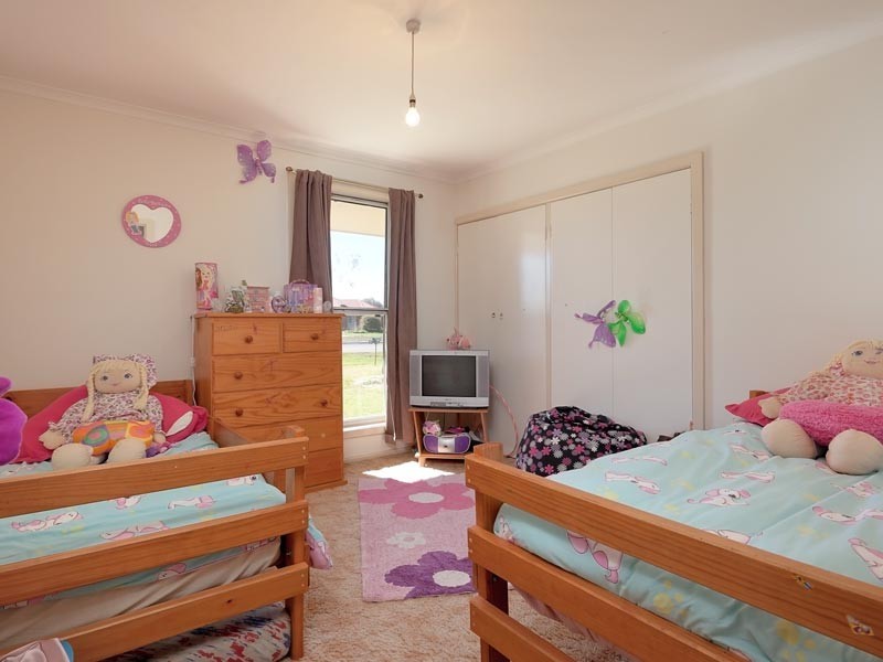 76 James Cook Ave, Howlong NSW 2643