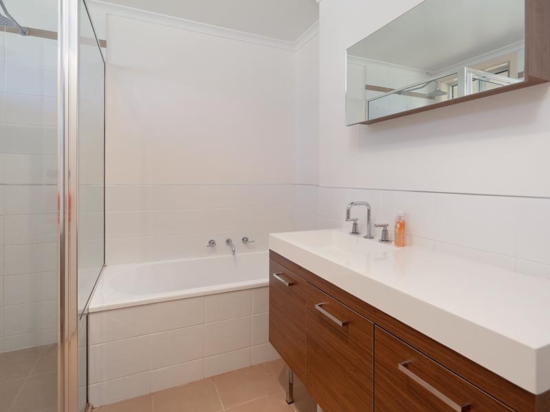 76 James Cook Ave, Howlong NSW 2643