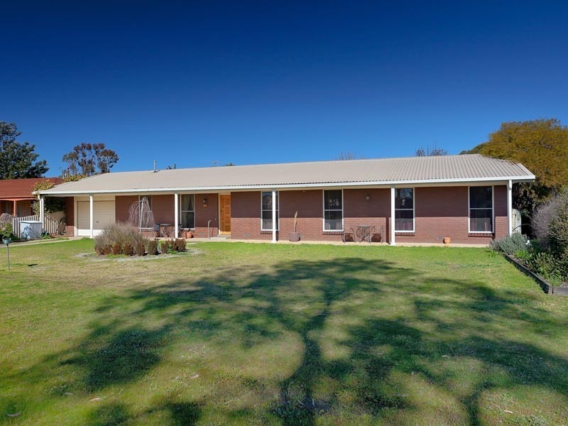 76 James Cook Ave, Howlong NSW 2643