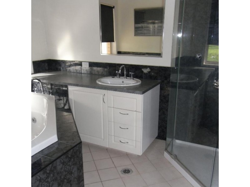 115 Hawkins Street, Howlong NSW 2643