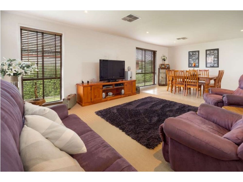 373 Poplar Drive, Lavington NSW 2641