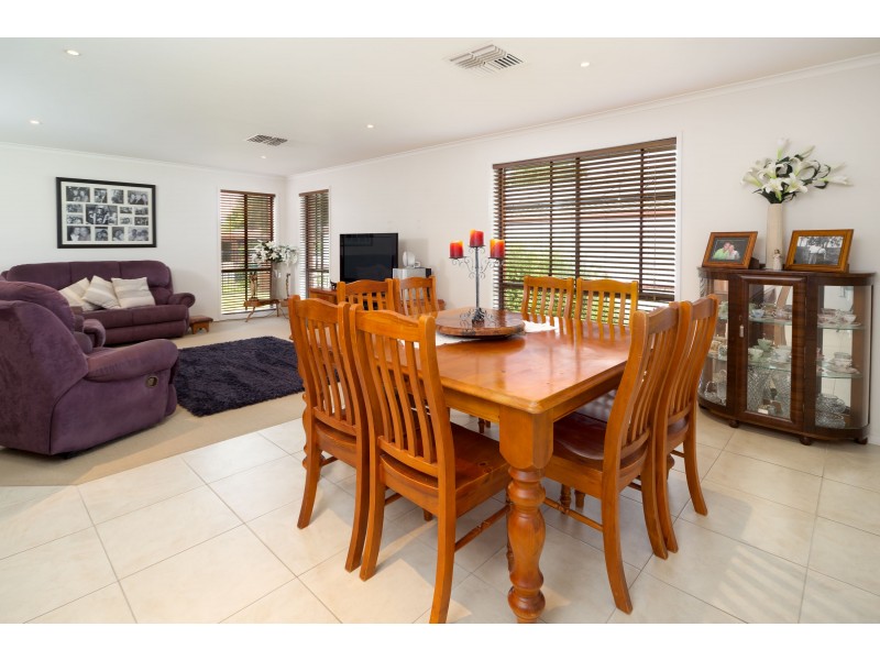 373 Poplar Drive, Lavington NSW 2641