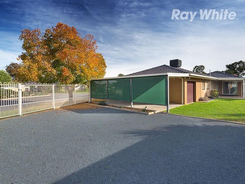 136 Howard Court, Howlong NSW 2643