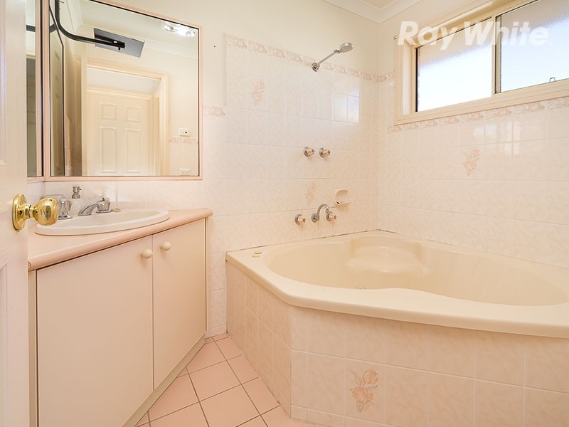 8 Creighton Court, Lavington NSW 2641