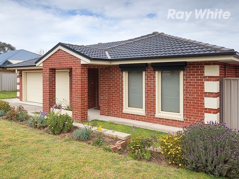 15 Dillagar Place, Lavington NSW 2641