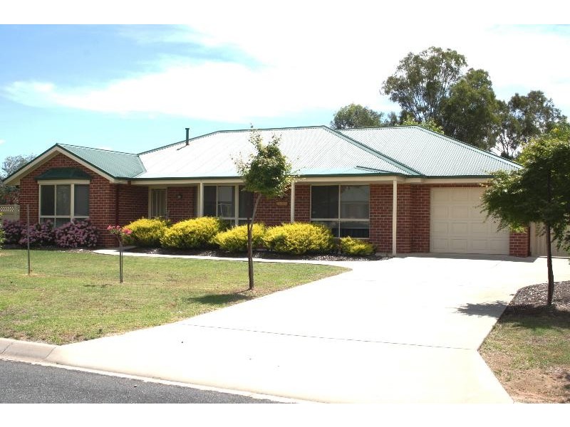 4 Hall Court, Howlong NSW 2643