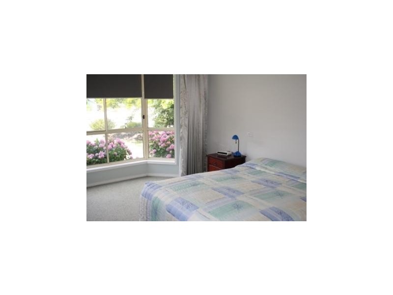 4 Hall Court, Howlong NSW 2643