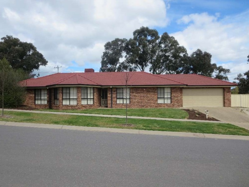 1 St Levans Place, Lavington NSW 2641