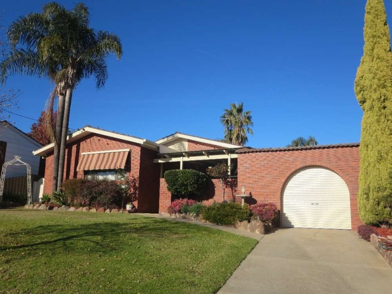 303 Desmond Street, Lavington NSW 2641