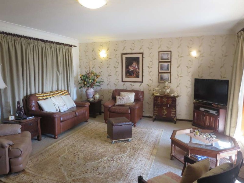 303 Desmond Street, Lavington NSW 2641