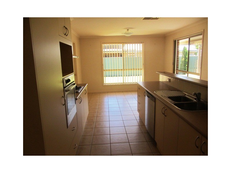 16 Robbins Drive, East Albury NSW 2640