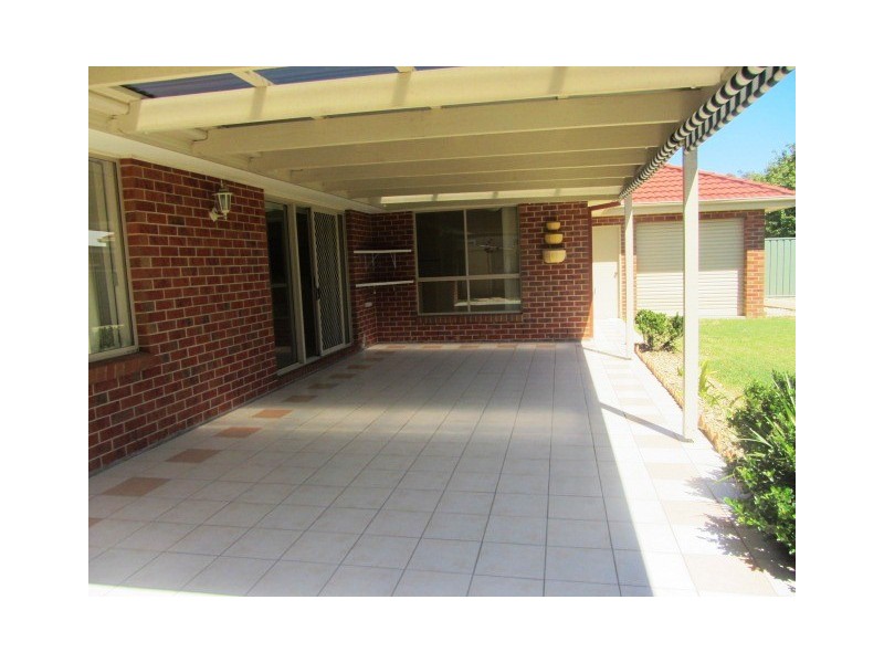16 Robbins Drive, East Albury NSW 2640