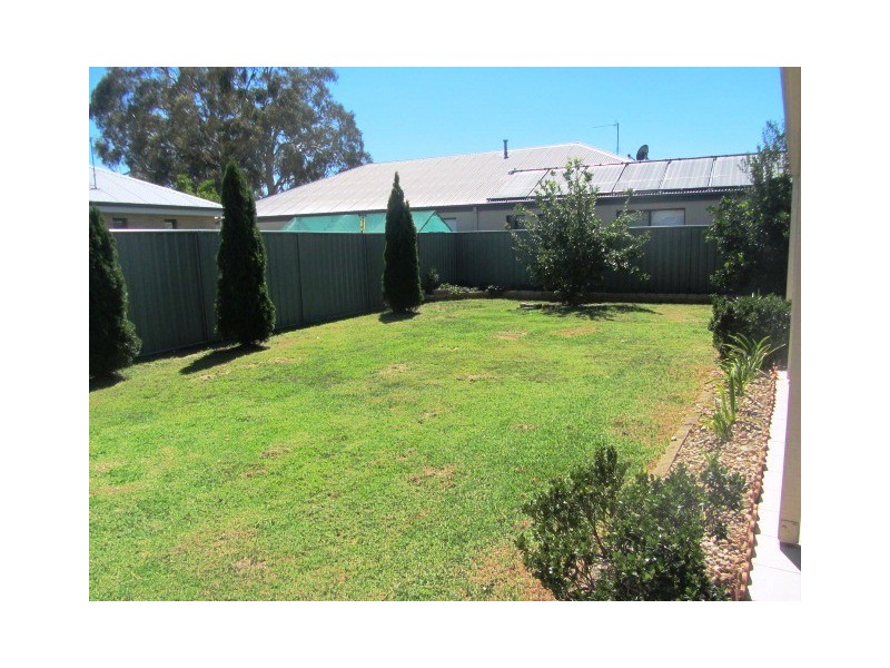 16 Robbins Drive, East Albury NSW 2640