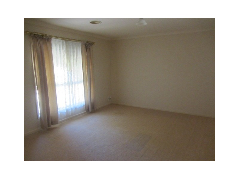 16 Robbins Drive, East Albury NSW 2640