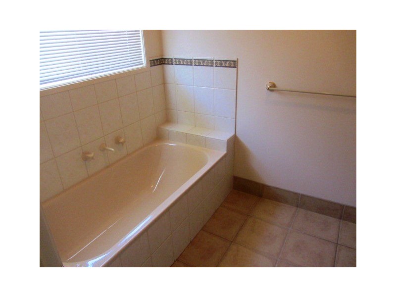 16 Robbins Drive, East Albury NSW 2640