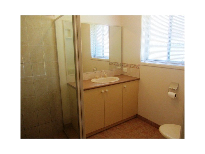 16 Robbins Drive, East Albury NSW 2640