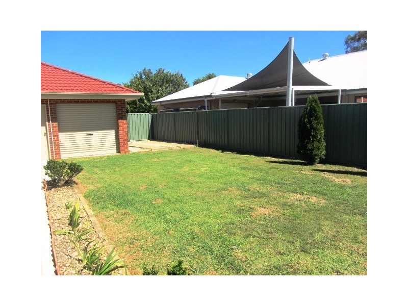 16 Robbins Drive, East Albury NSW 2640