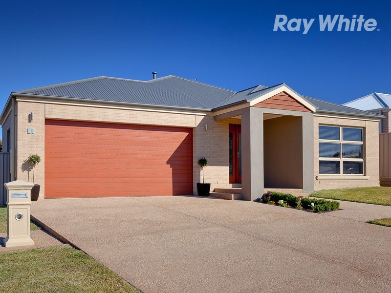 11 Lawson Circuit, Lavington NSW 2641