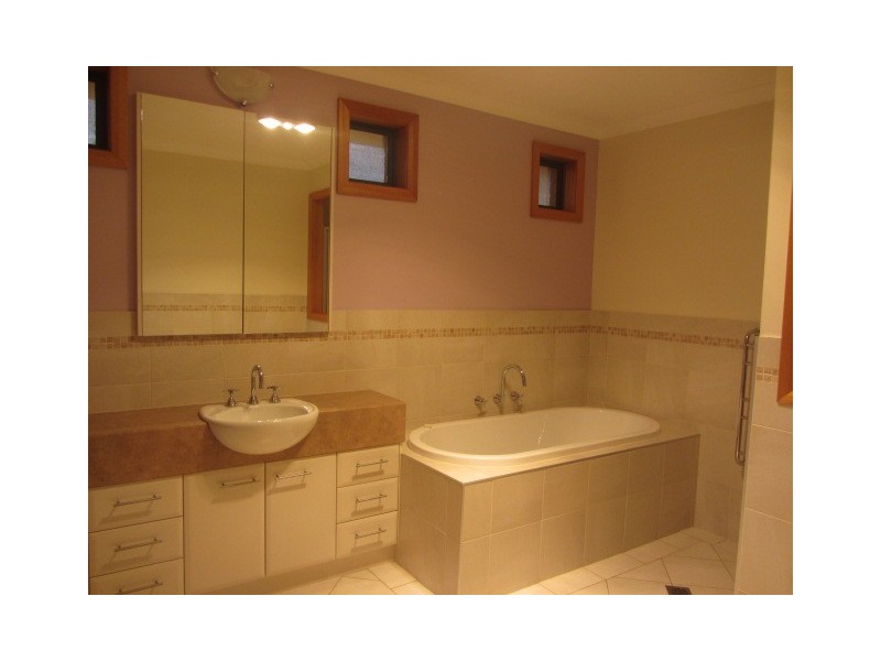 20 Robbins Drive, East Albury NSW 2640