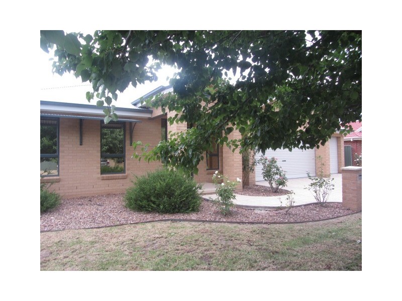 20 Robbins Drive, East Albury NSW 2640