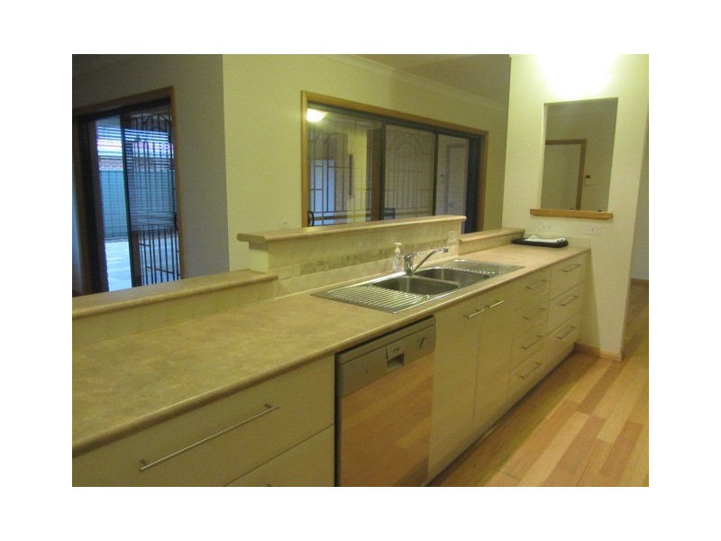 20 Robbins Drive, East Albury NSW 2640