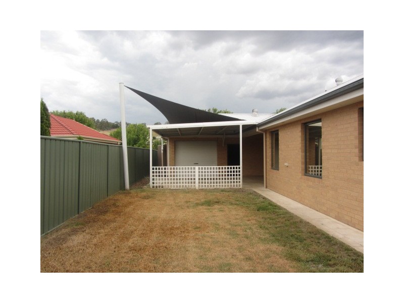 20 Robbins Drive, East Albury NSW 2640