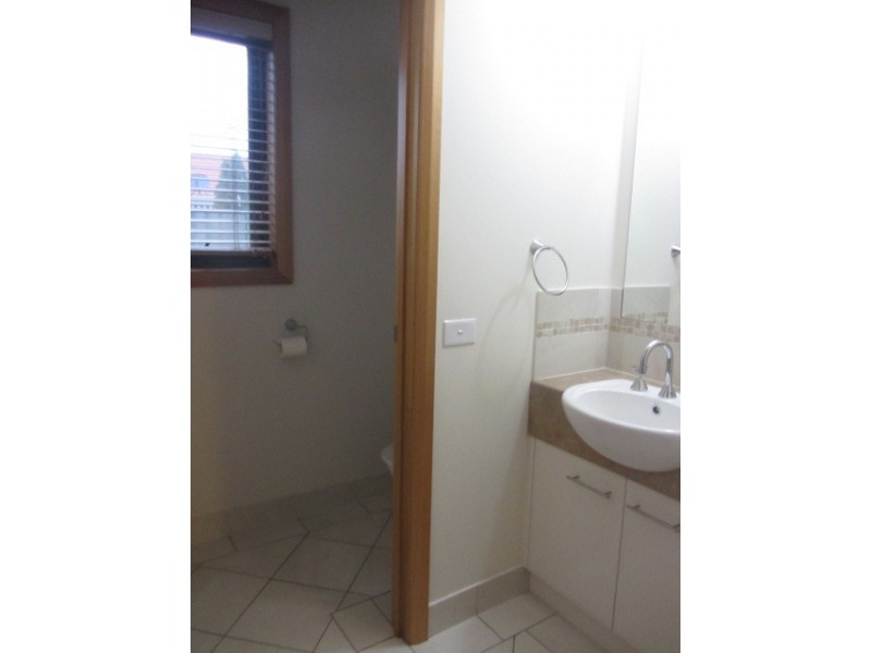 20 Robbins Drive, East Albury NSW 2640