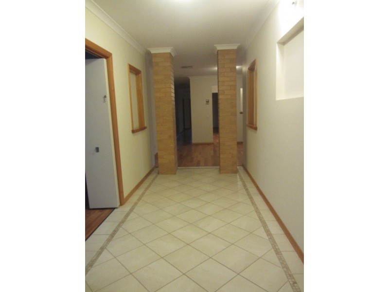 20 Robbins Drive, East Albury NSW 2640